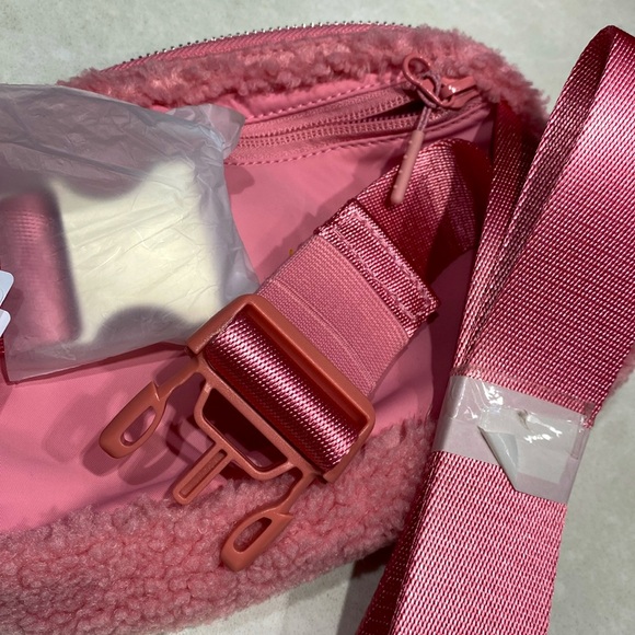 New lululemon Everywhere Belt Bag 1L Fleece with tags pink & shopping bag⭐️⭐️⭐️ - Picture 17 of 17